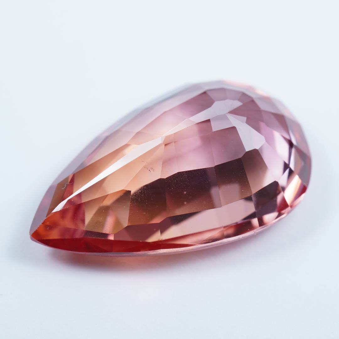 56.28ct　バイカラー合成サファイア