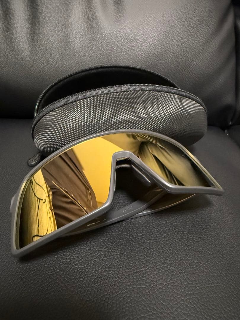オークリー　ミラーサングラス ゴールドレンズ ケース付き　値下げ不可　スートロ