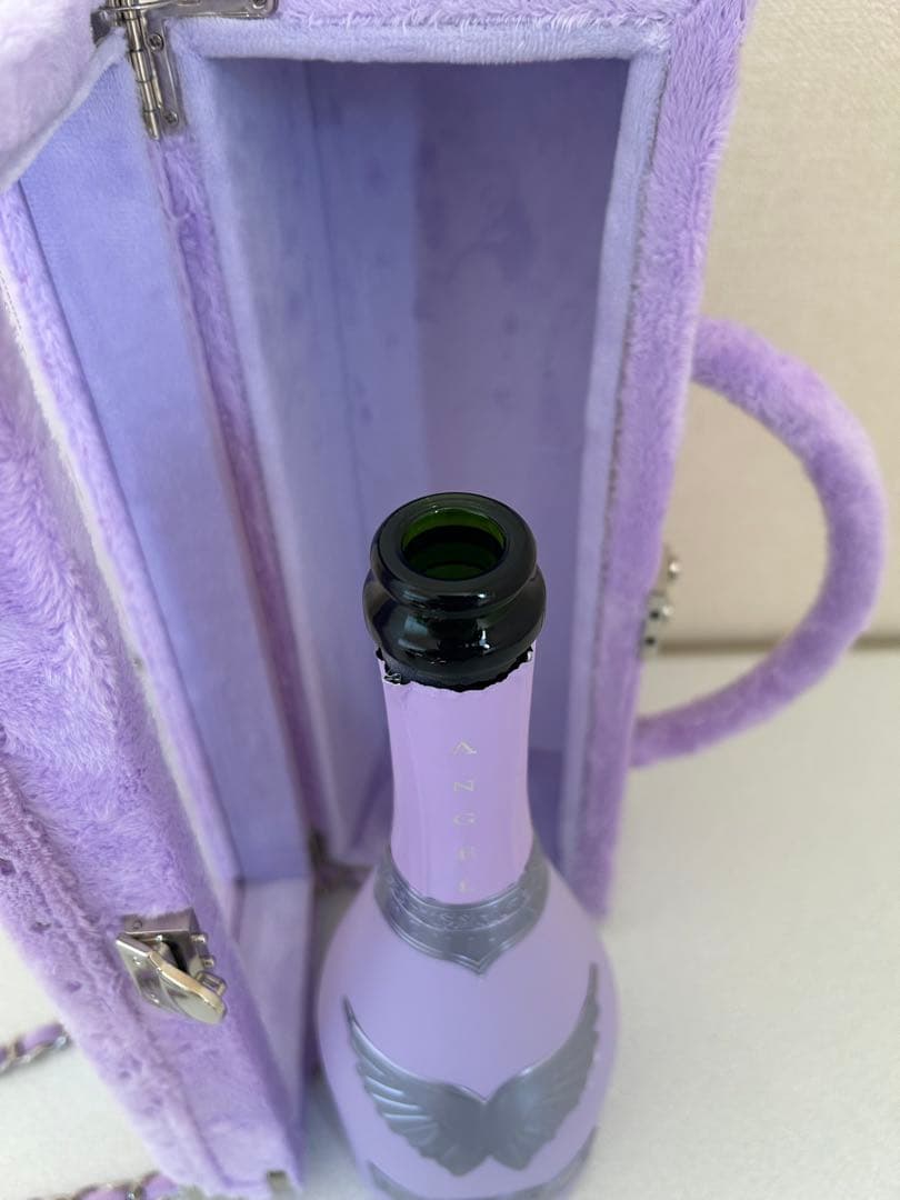 パープルシャンパンボトルとファーケース