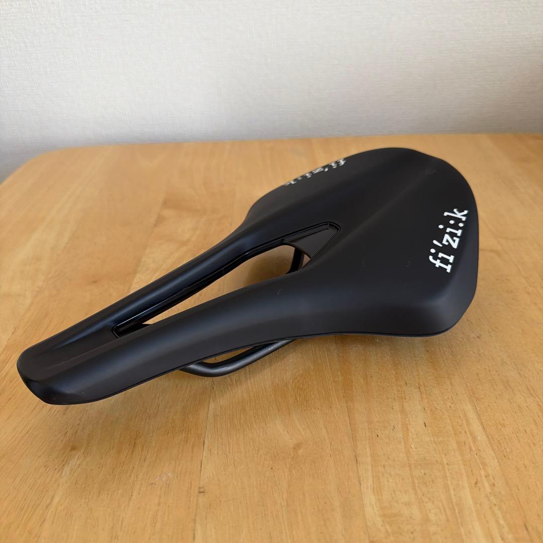 fizik Argo サドル ブラック