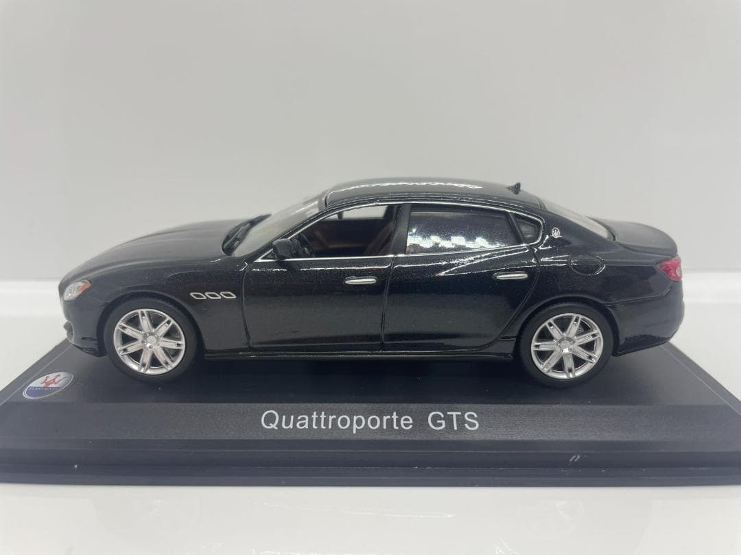 402-448 1/43 マセラティ Quattroporle GTS ブラック