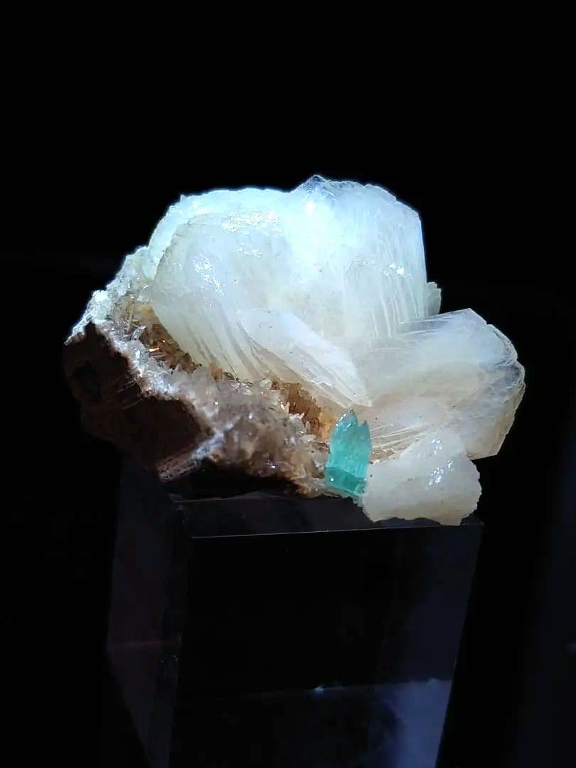 アポフィライト インド産 母岩付き 鉱石 鉱物 ミネラル 標本 原石 犬牙状 ⑦