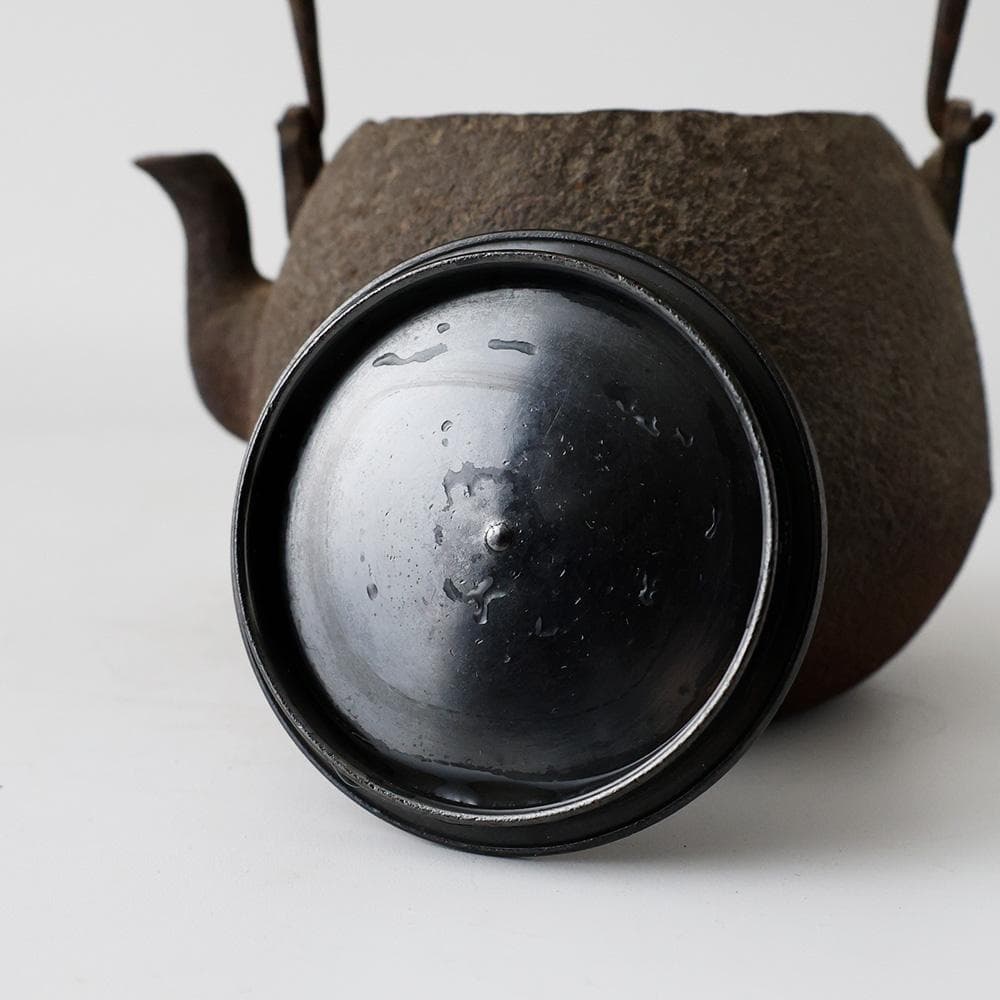 時代年代物 白肌 砂肌 平宝珠形 平丸形 鉄瓶 唐銅蓋クチナシ摘 提手に虫食い