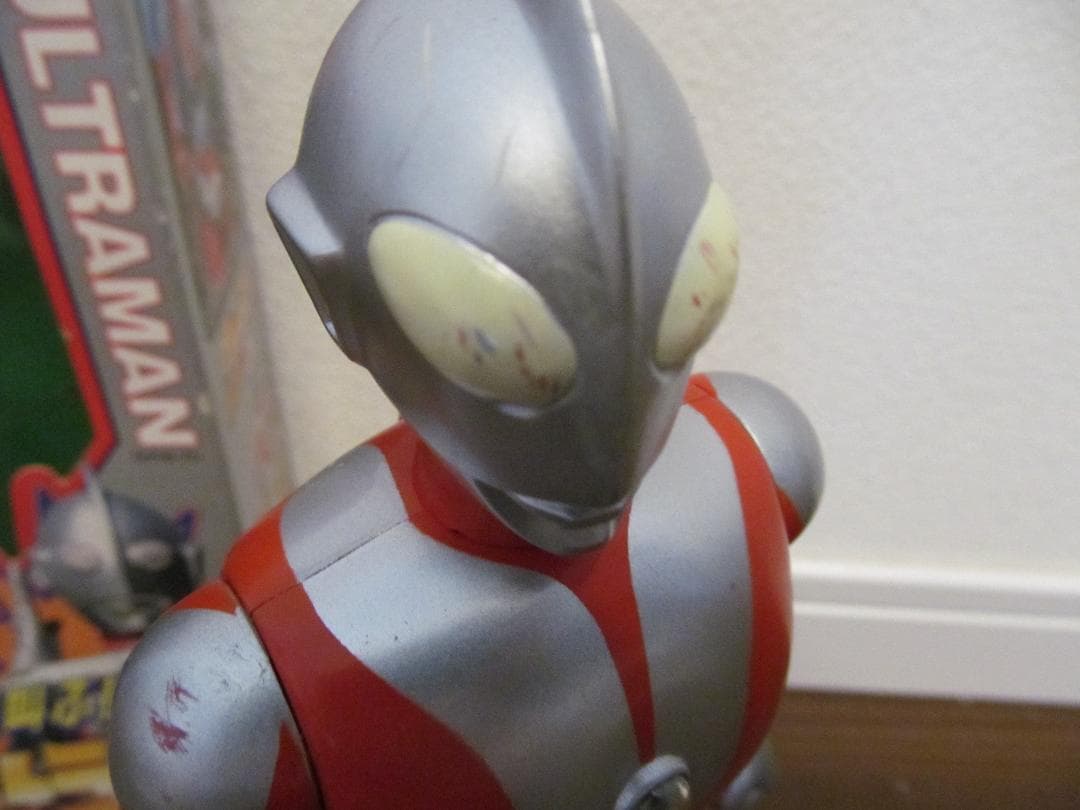 ウルトラマン　電池式　フィギュア