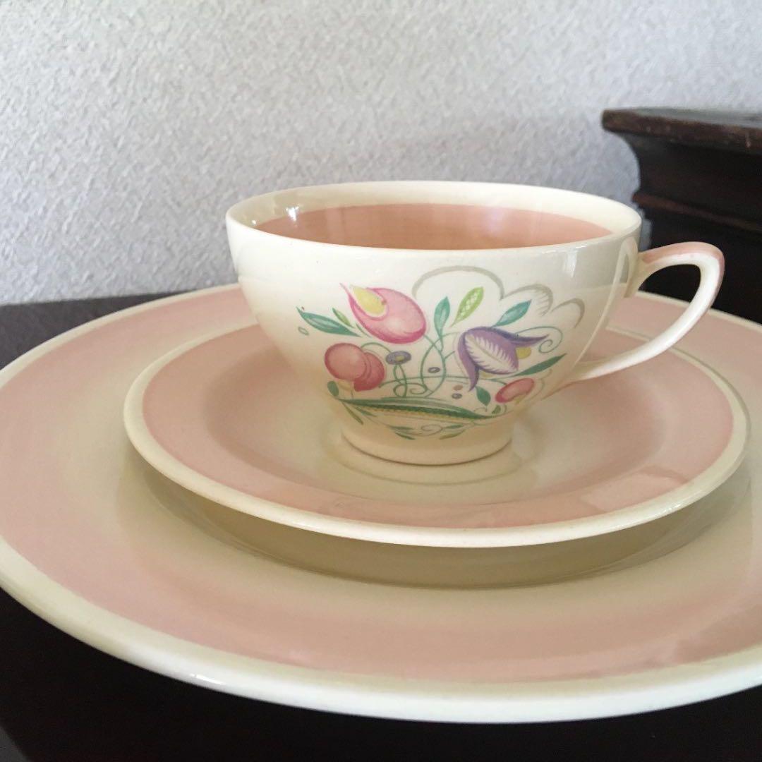 スージークーパー ドレスデン スプレイ トリオ ピンクカップ&ソーサー