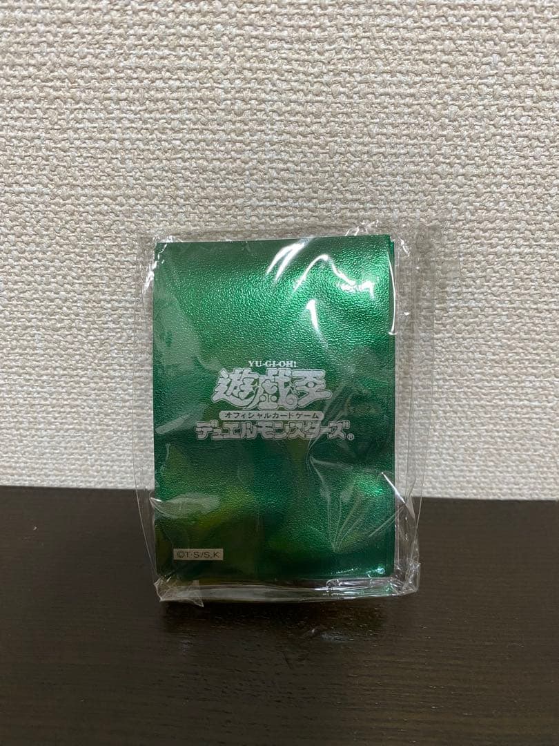 遊戯王 初期ロゴ 公式スリーブ メタリックレッド　メタリックグリーン セット