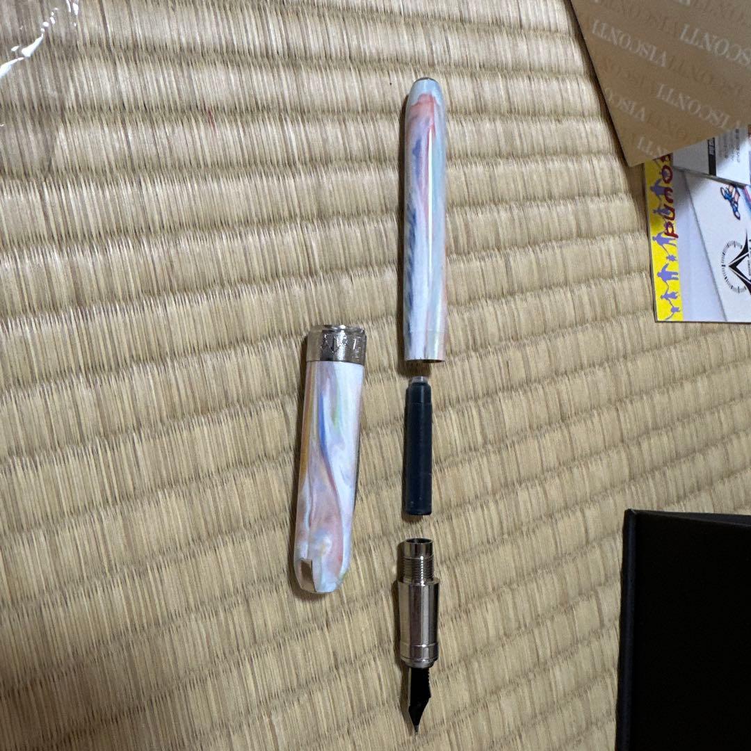 visconti ビスコンティ　メリーゴーランド　白　マーブル　万年筆　可愛い