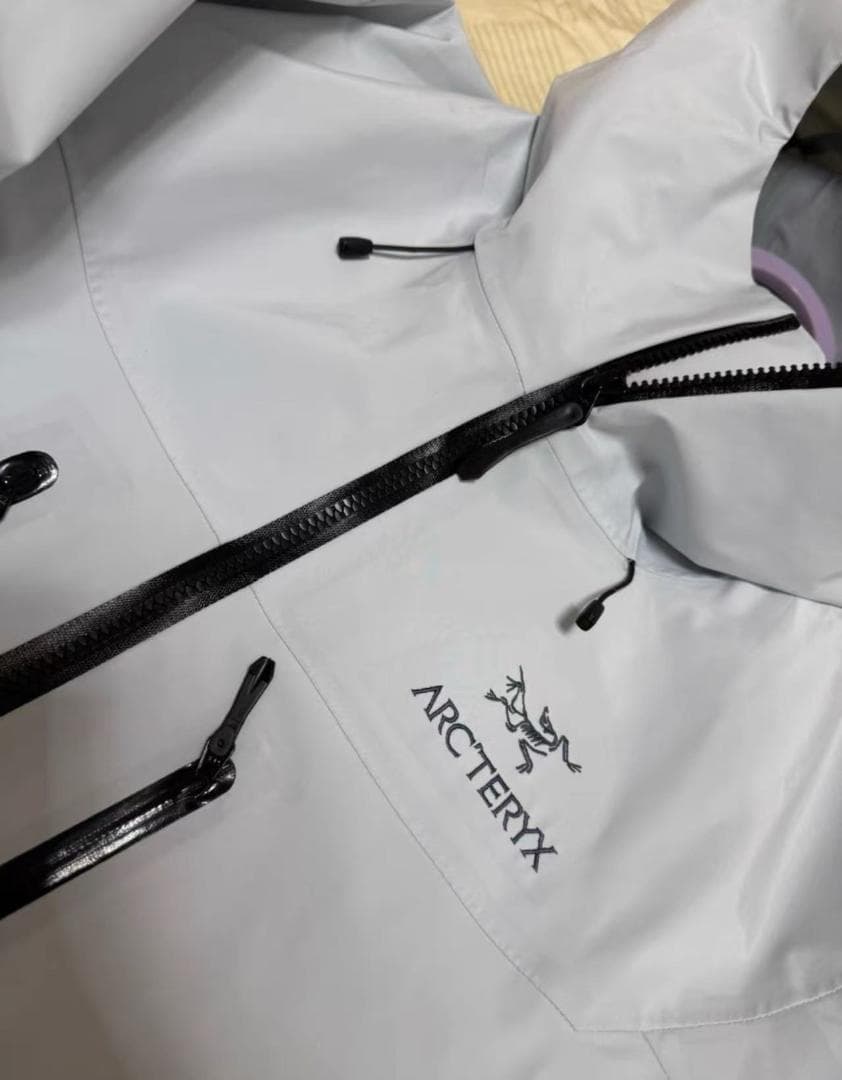 ARC'TERYXマウンテンパーカーMサイズホワイトシンプルでスタイリッシュ