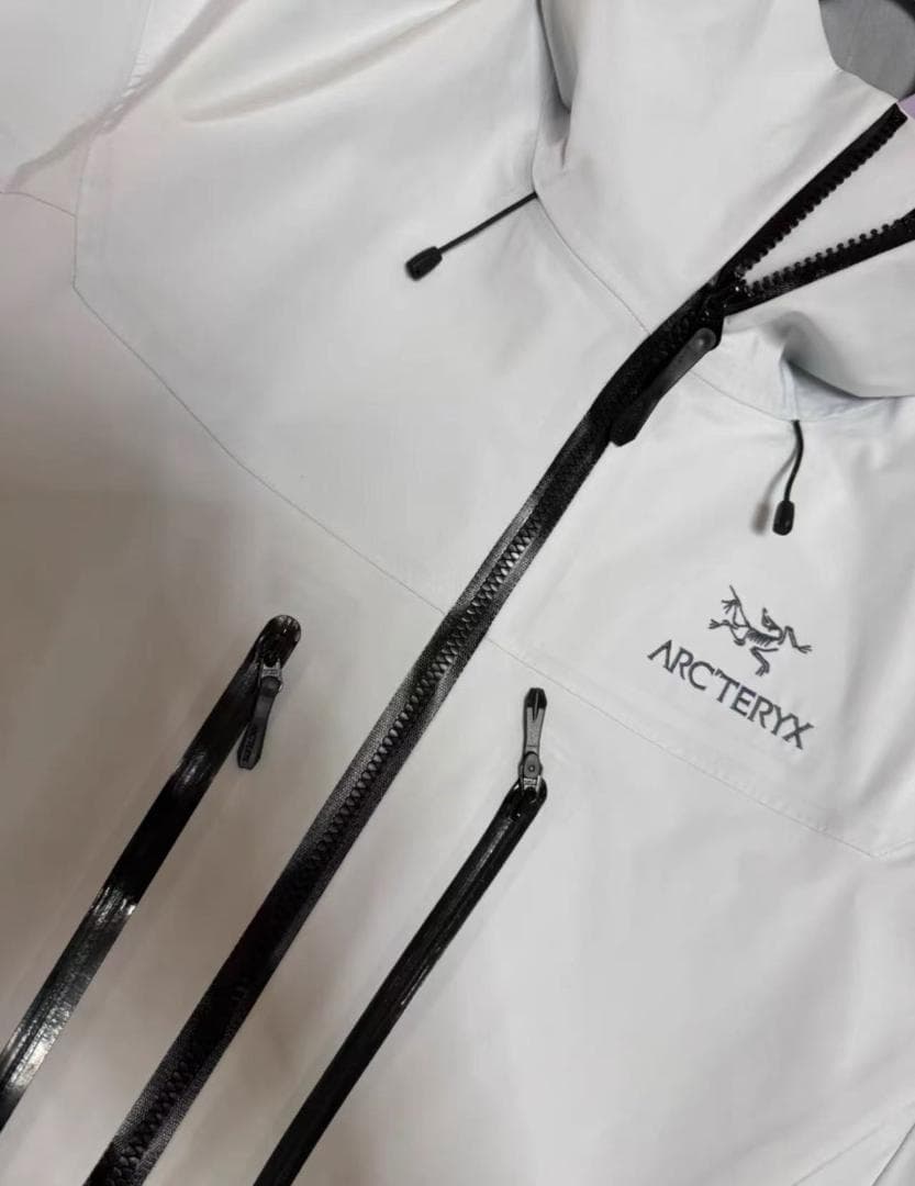 ARC'TERYXマウンテンパーカーMサイズホワイトシンプルでスタイリッシュ