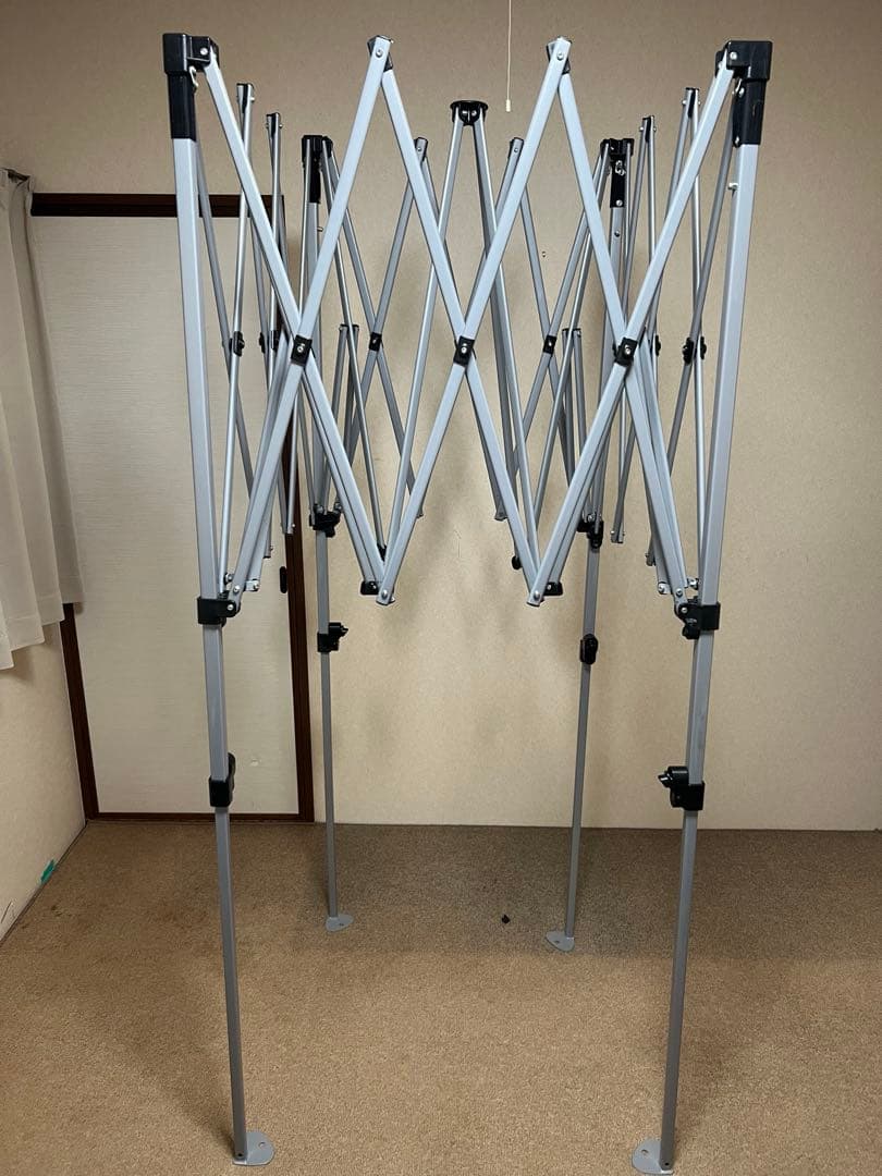 一度使用したLOGOSの紺色のタープです。収納ケース付きで持ち運びが楽で便利です