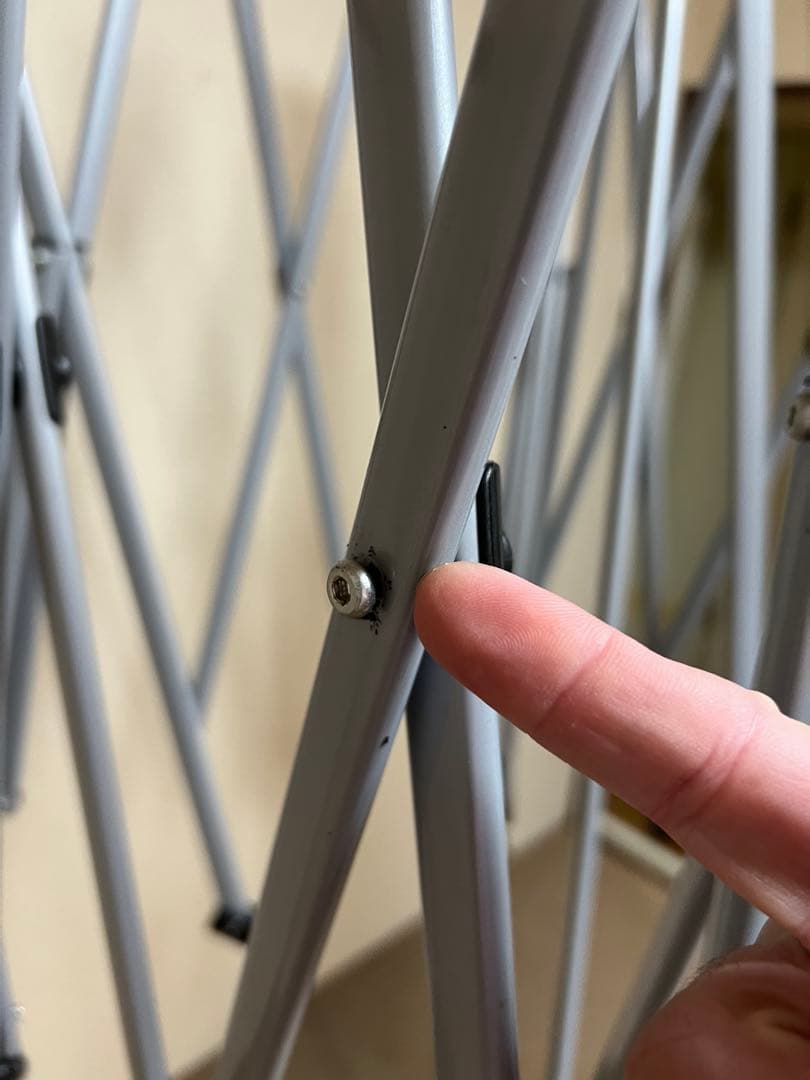 一度使用したLOGOSの紺色のタープです。収納ケース付きで持ち運びが楽で便利です