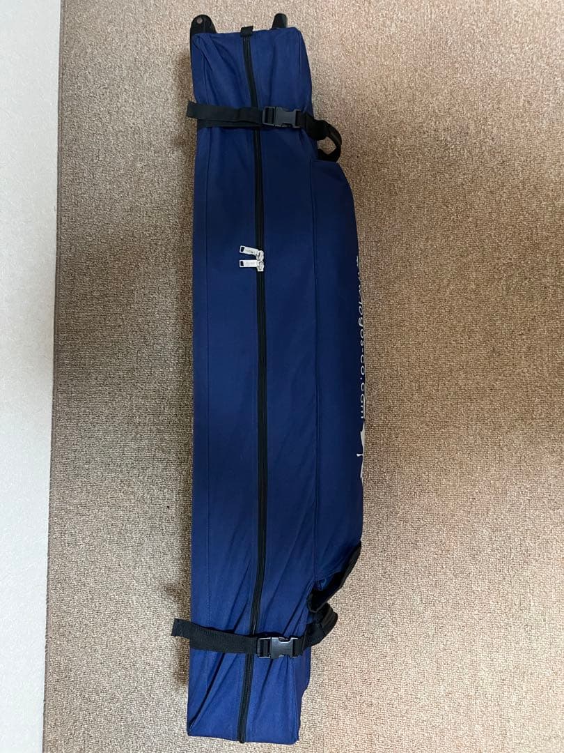 一度使用したLOGOSの紺色のタープです。収納ケース付きで持ち運びが楽で便利です