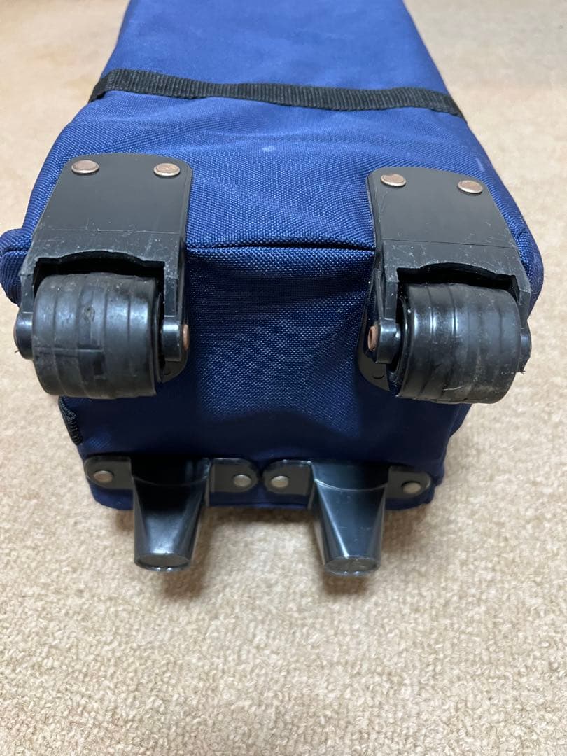 一度使用したLOGOSの紺色のタープです。収納ケース付きで持ち運びが楽で便利です