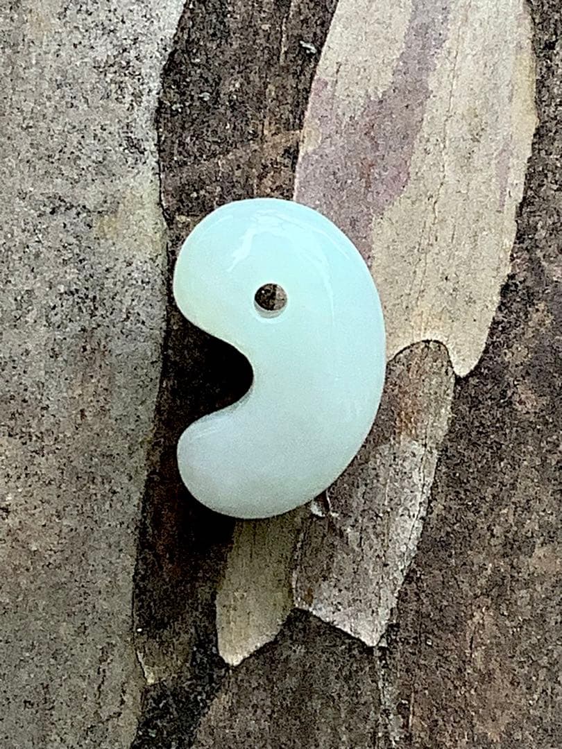 ✳極上の端材より作製‼️糸魚川翡翠勾玉ジェダイト　鑑定鑑別書付　綺麗な肌目色の勾玉