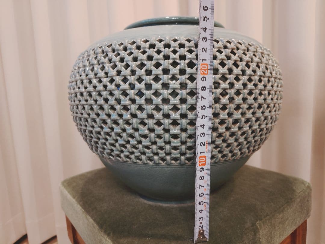 透かし彫り風青色陶器　高麗青磁