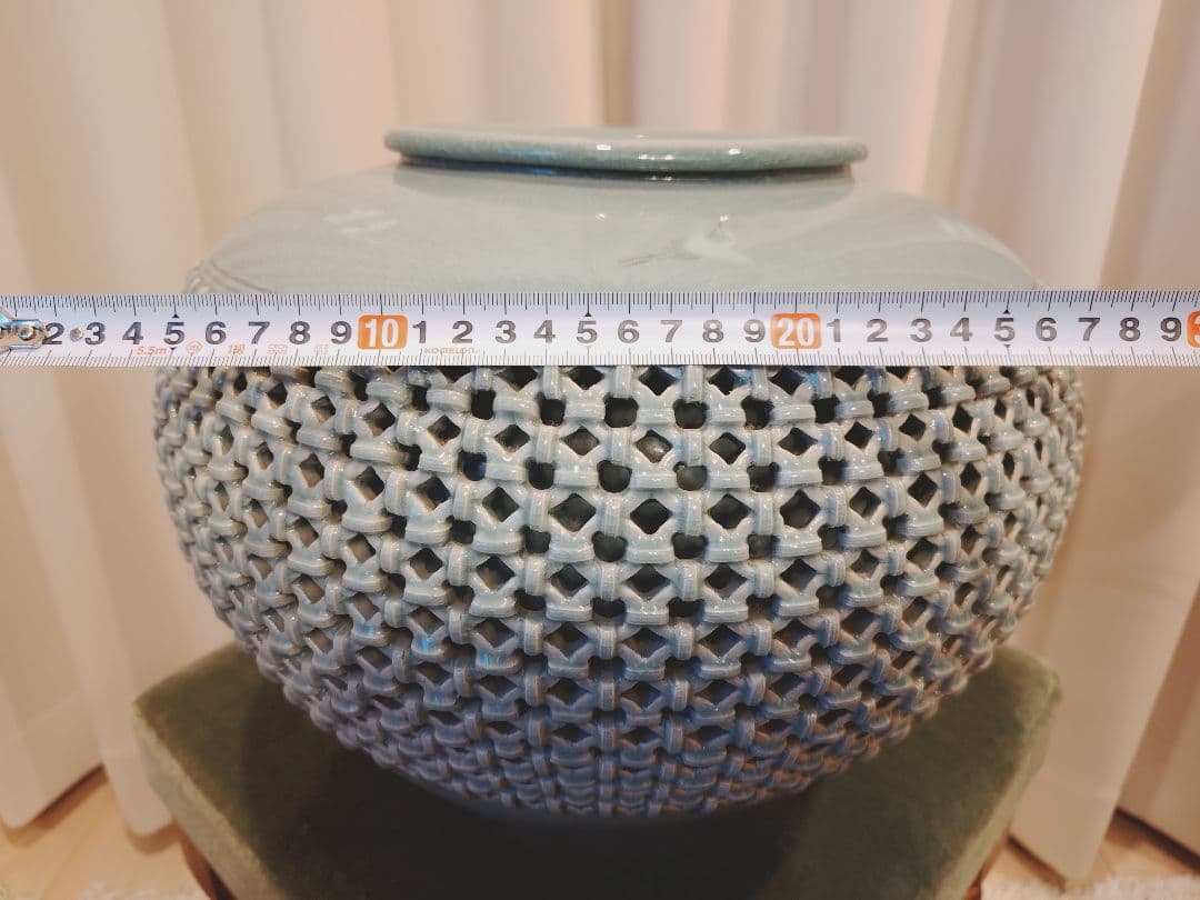 透かし彫り風青色陶器　高麗青磁