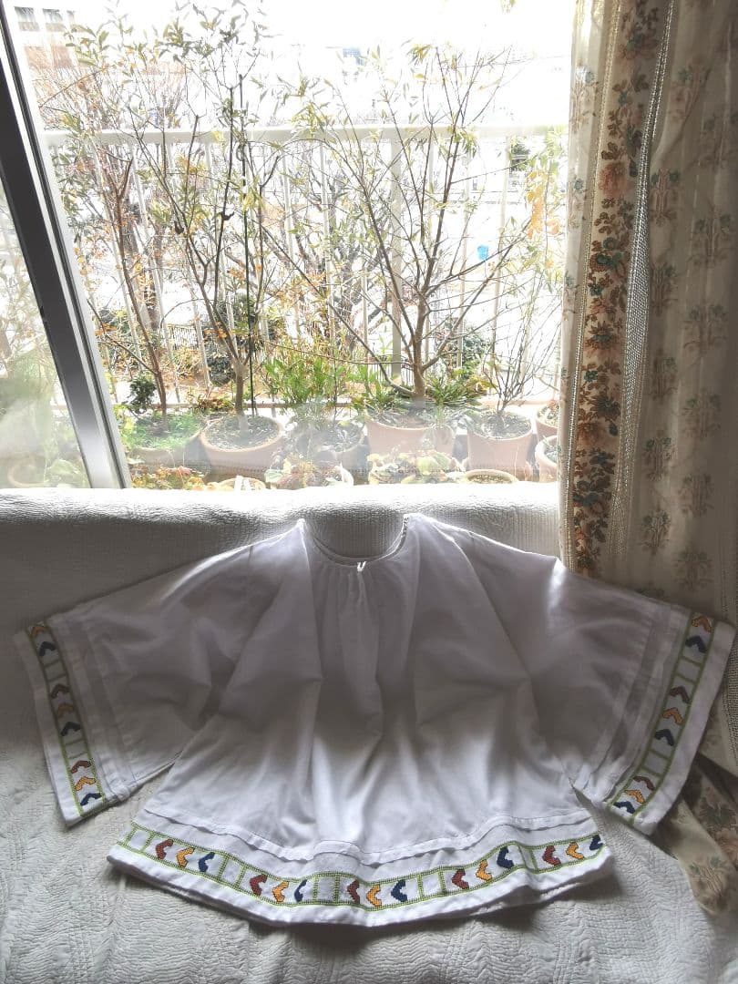 アンティークベルギー ニードルポイント色糸手刺繍 柔らかなファインリネンスモック