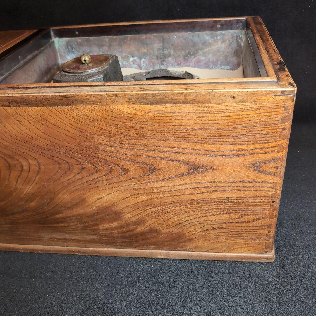 【火鉢】江戸火鉢　欅の見事な木目　酒を燗できる鉄瓶と五徳が一体化　備長炭藁灰付き