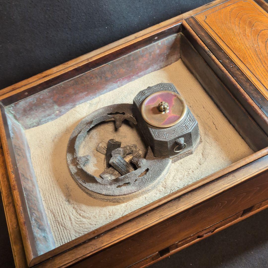 【火鉢】江戸火鉢　欅の見事な木目　酒を燗できる鉄瓶と五徳が一体化　備長炭藁灰付き