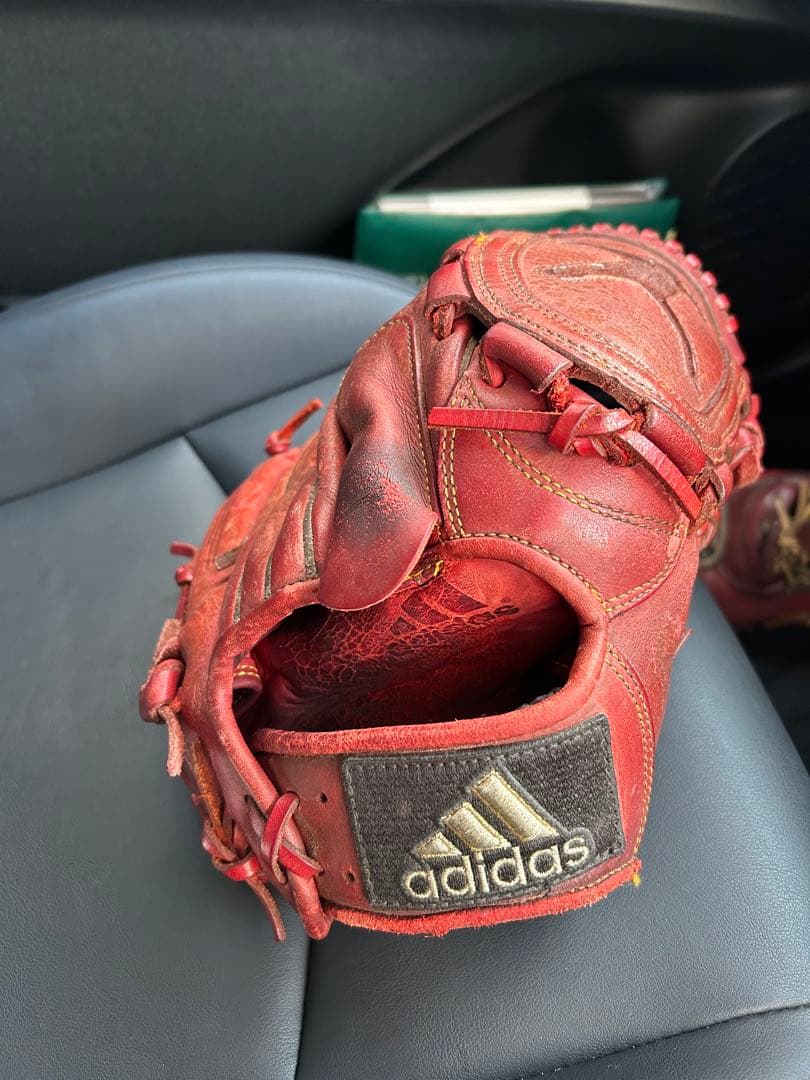 アディダス赤 投手用グローブ