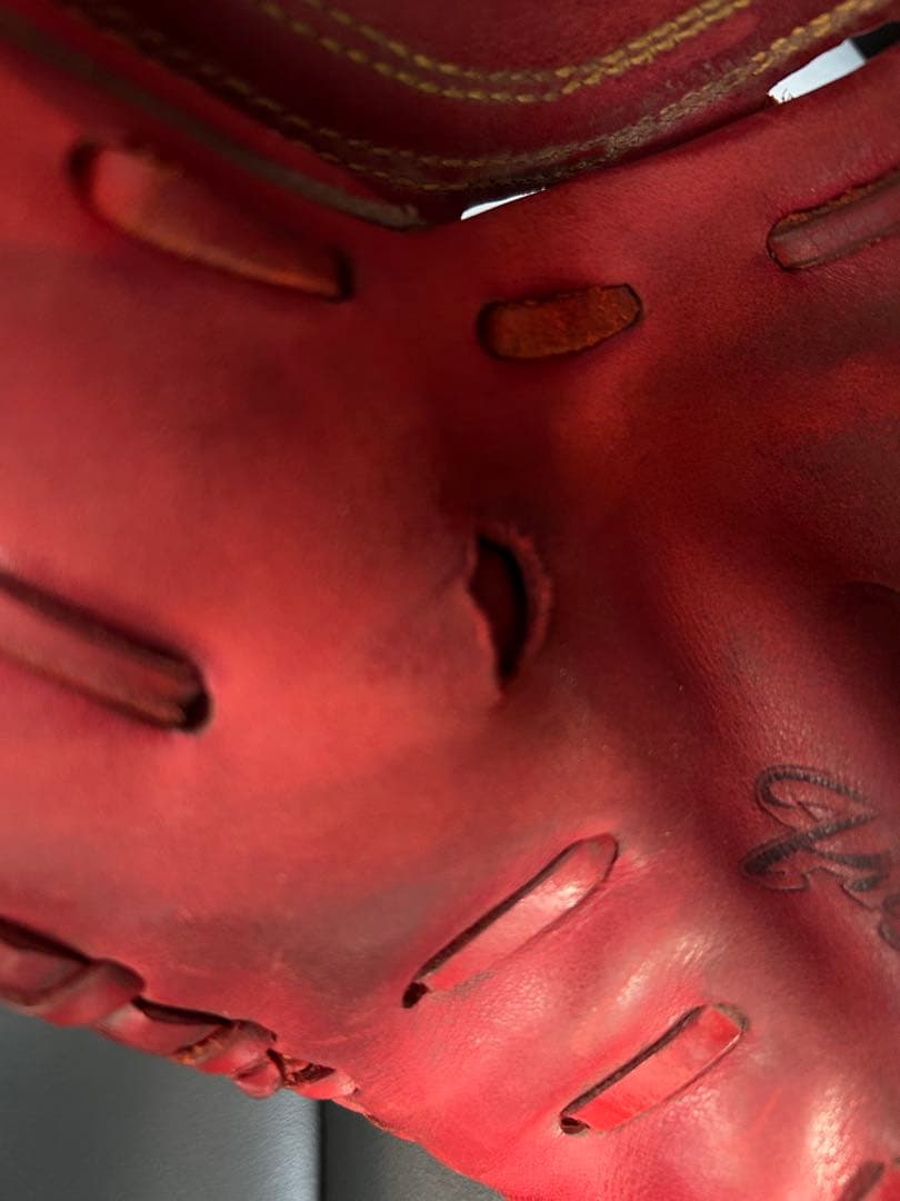 アディダス赤 投手用グローブ