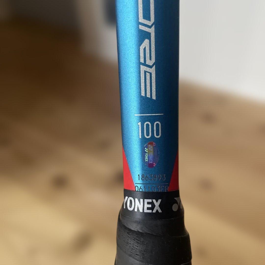 ヨネックス YONEX テニスラケット　硬式V CORE100 ブイコア　G２