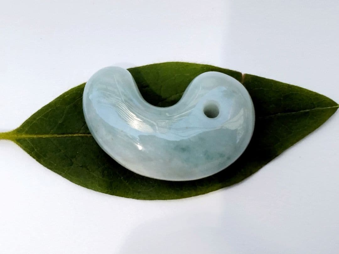 ⭐️本物をお身近に　吉祥開運の糸魚川翡翠勾玉　本物ジェダイト‼️　外部鑑別書付