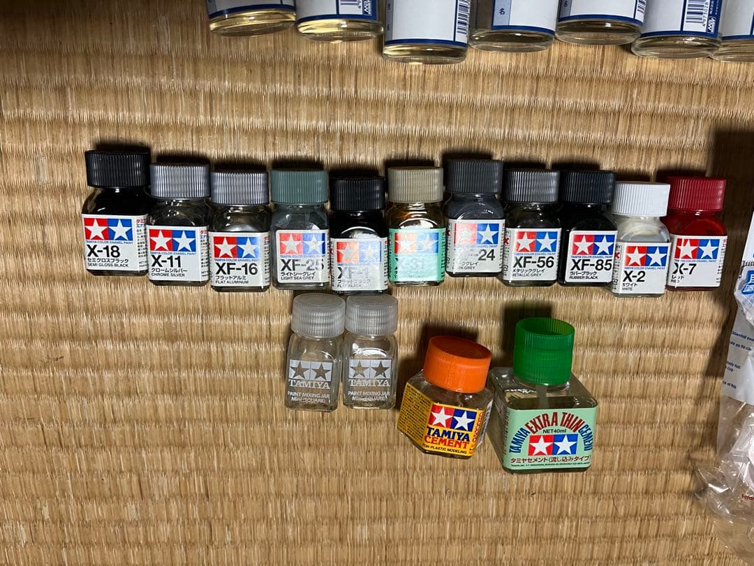 アクリル塗料セットとエアブラシ