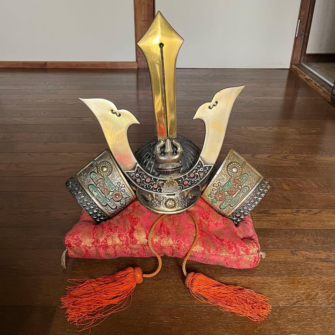 金色装飾の兜 菊花紋章入り　日本国皇室顎紐付き　赤いクッション付き　8.8kg