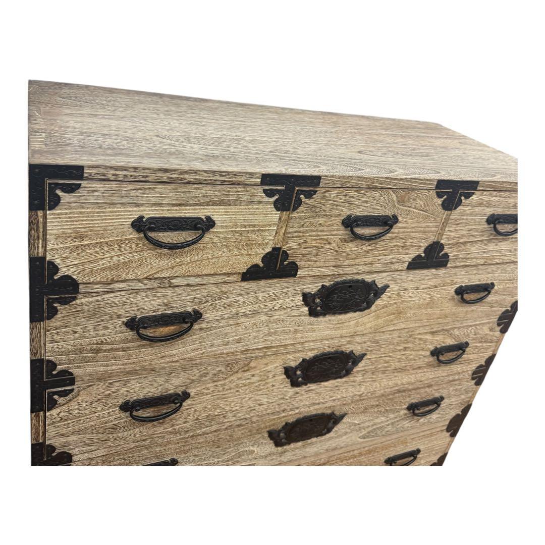 中古　国産　職人手造り　凝った金具が目を引く総桐箪笥