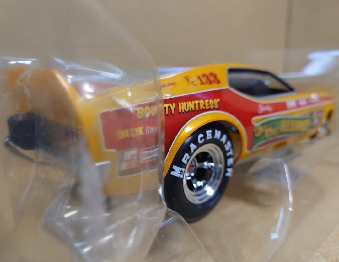 1/18 ロングノーズ マスタング シャーリー マルダウニー 1972 ミニカー