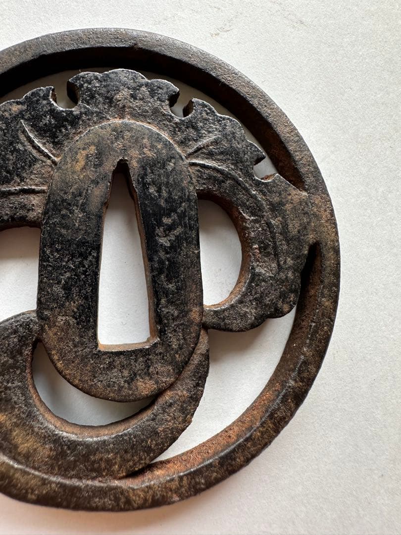 透かし鍔 古鍔 鉄地 鐔　鉄地つば 刀装具 古美術 時代物 海浪の図 26A2