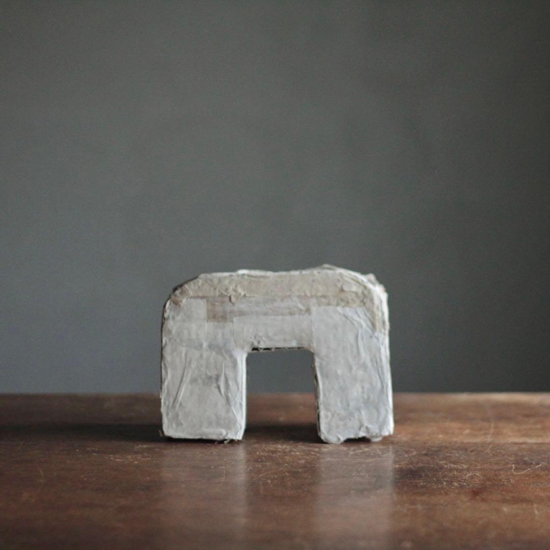 ダンボールと紙でできた 「太陽の門」 オブジェ