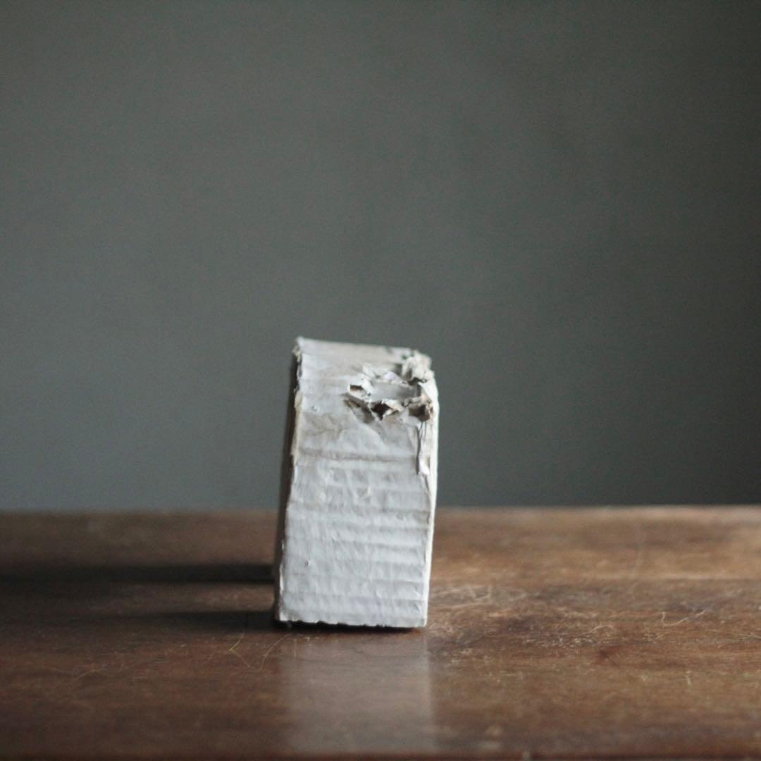 ダンボールと紙でできた 「太陽の門」 オブジェ