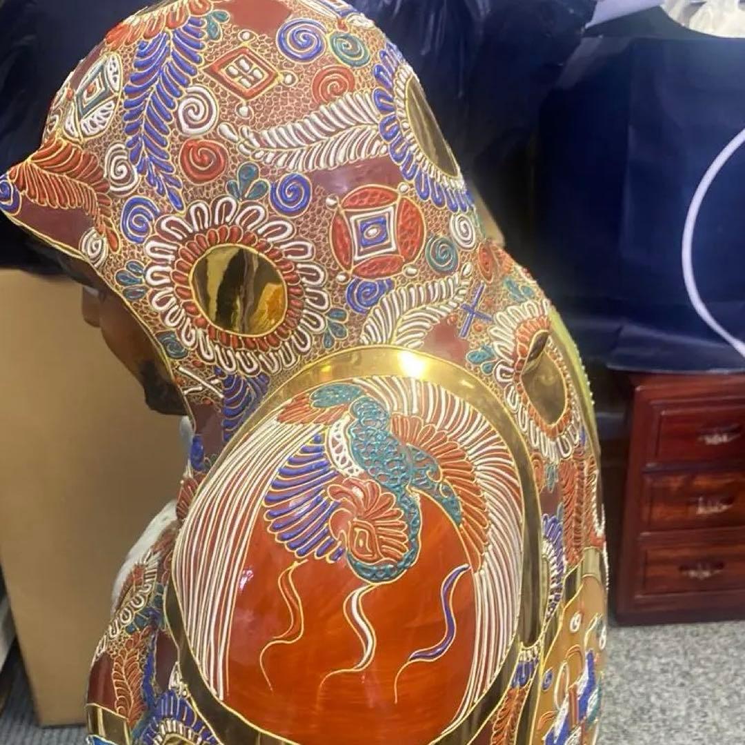 伝統陶器九谷焼、達磨だるま、装飾陶器像 、金色模様、存在感ある。