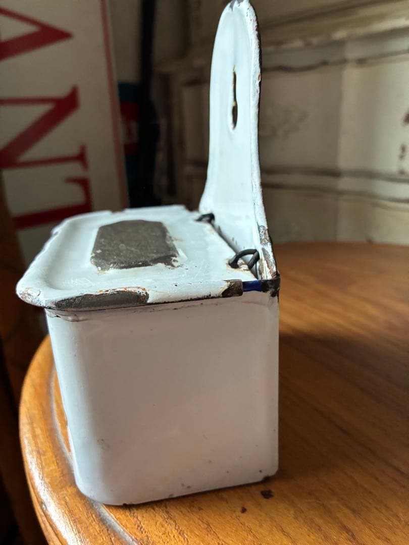 フランス　アンティーク　ホーロー　アリュメット缶　マッチ入れ　ホワイト　黒文字