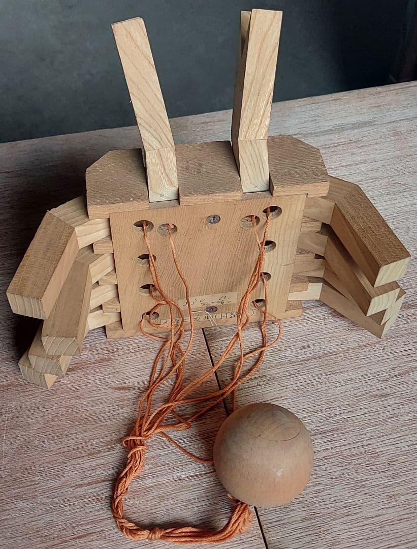 カラクリの 木製オモチャです。