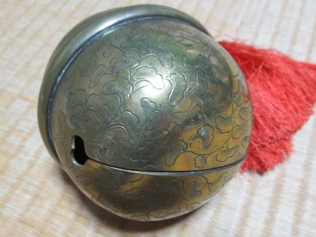 美品 '60年代◆真鍮製 松模様 彫金 大きな鈴 高さ約12、中央直径約10ｃｍ
