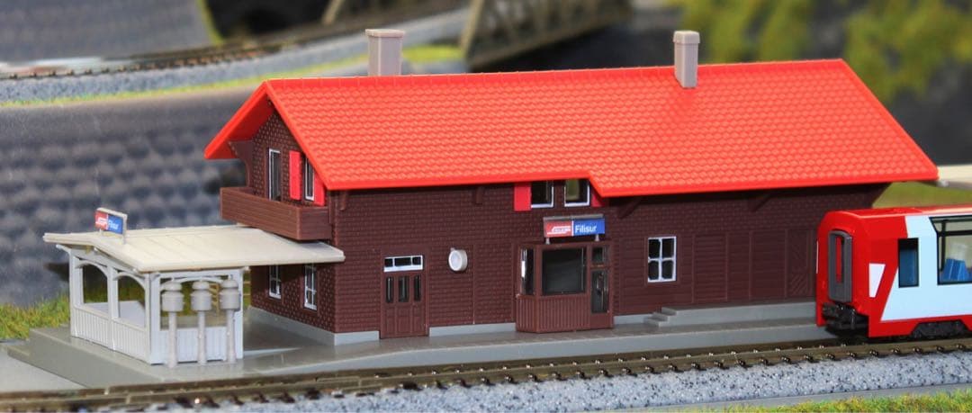 【鉄道模型】アルプスの氷河特急スイスの駅舎+特急ホームセット(おまとめ販売）