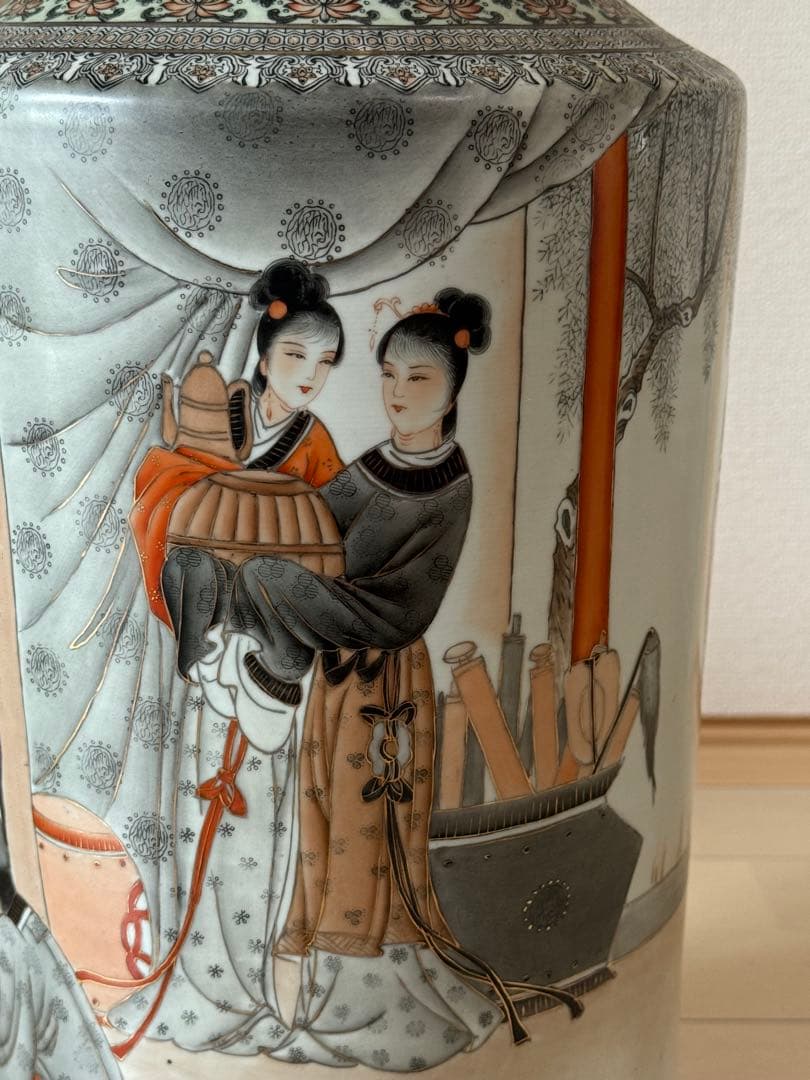 中国　墨彩紅彩人物紋大瓶　大清乾隆年製銘　高さ54.0cm 送料込み250517