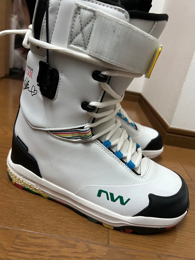 専用【美品】NW DECADE スノーボードブーツ ホワイト