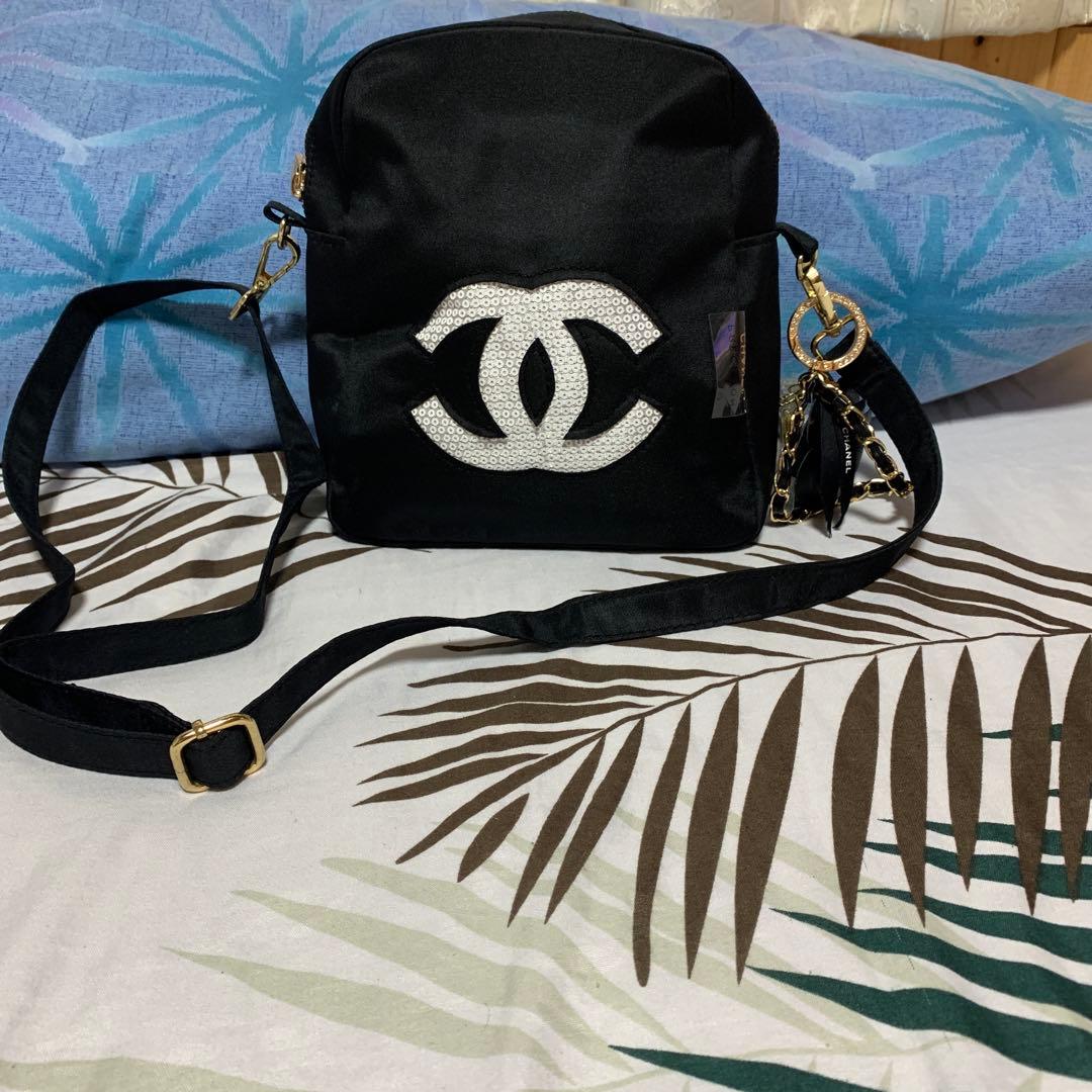 CHANEL ノベルティ　ブラック ショルダーバッグ　斜めがけ