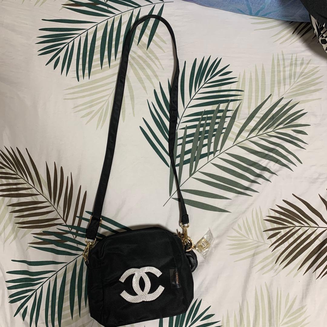 CHANEL ノベルティ　ブラック ショルダーバッグ　斜めがけ