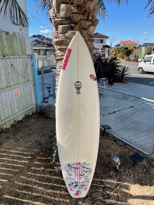 3年前にフルオーダーしたボードですかなり状態が良いです、日焼けもありません。