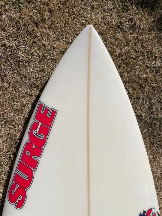 3年前にフルオーダーしたボードですかなり状態が良いです、日焼けもありません。