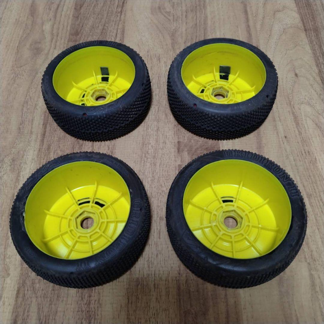 京商　インファーノ　新品未使用品と中古タイヤのセット