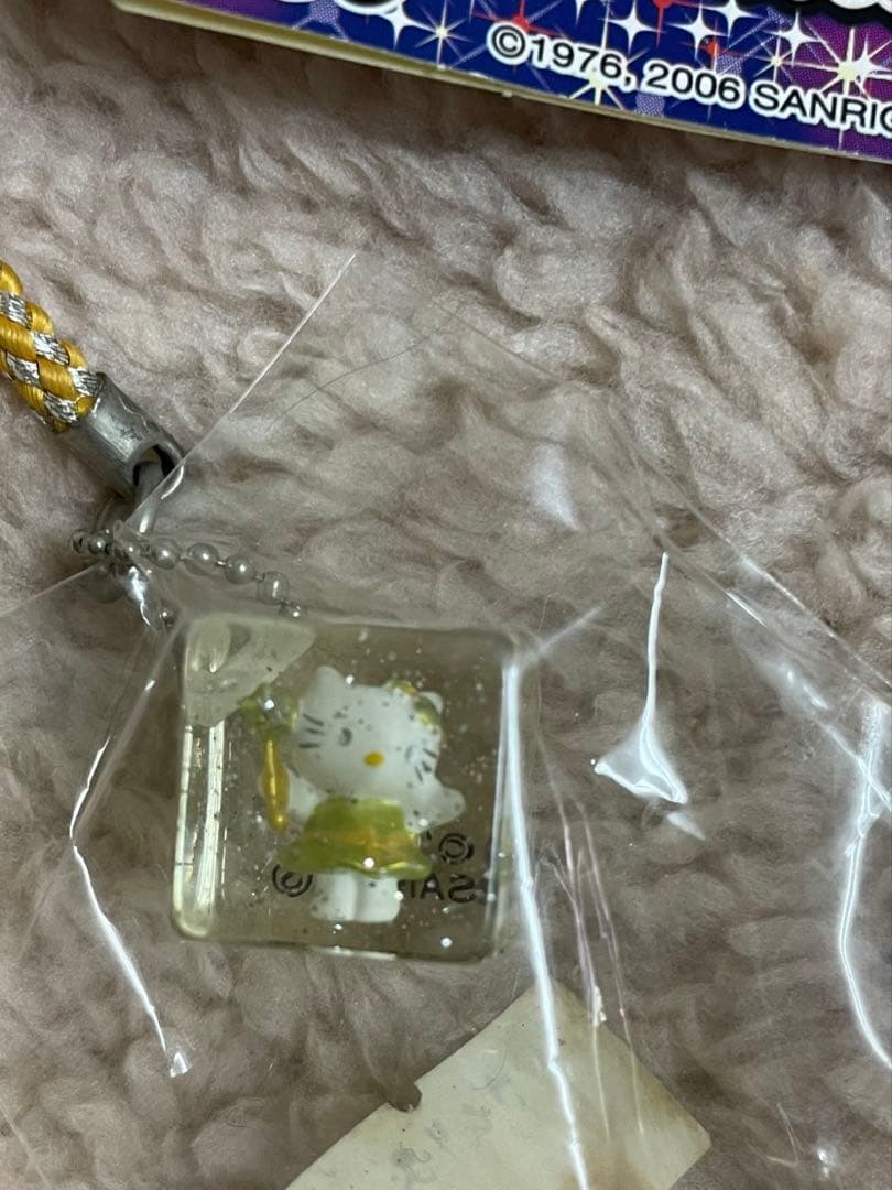 ハローキティ 根付け　イルミネーションバージョンクリアキューブ型