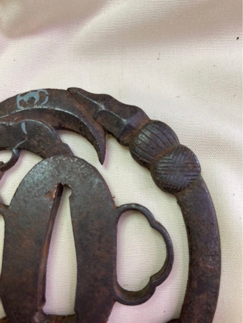 武装具　関羽大薙刀図　銘　武州住　正房　鉄地　金布目象嵌色絵　鍔