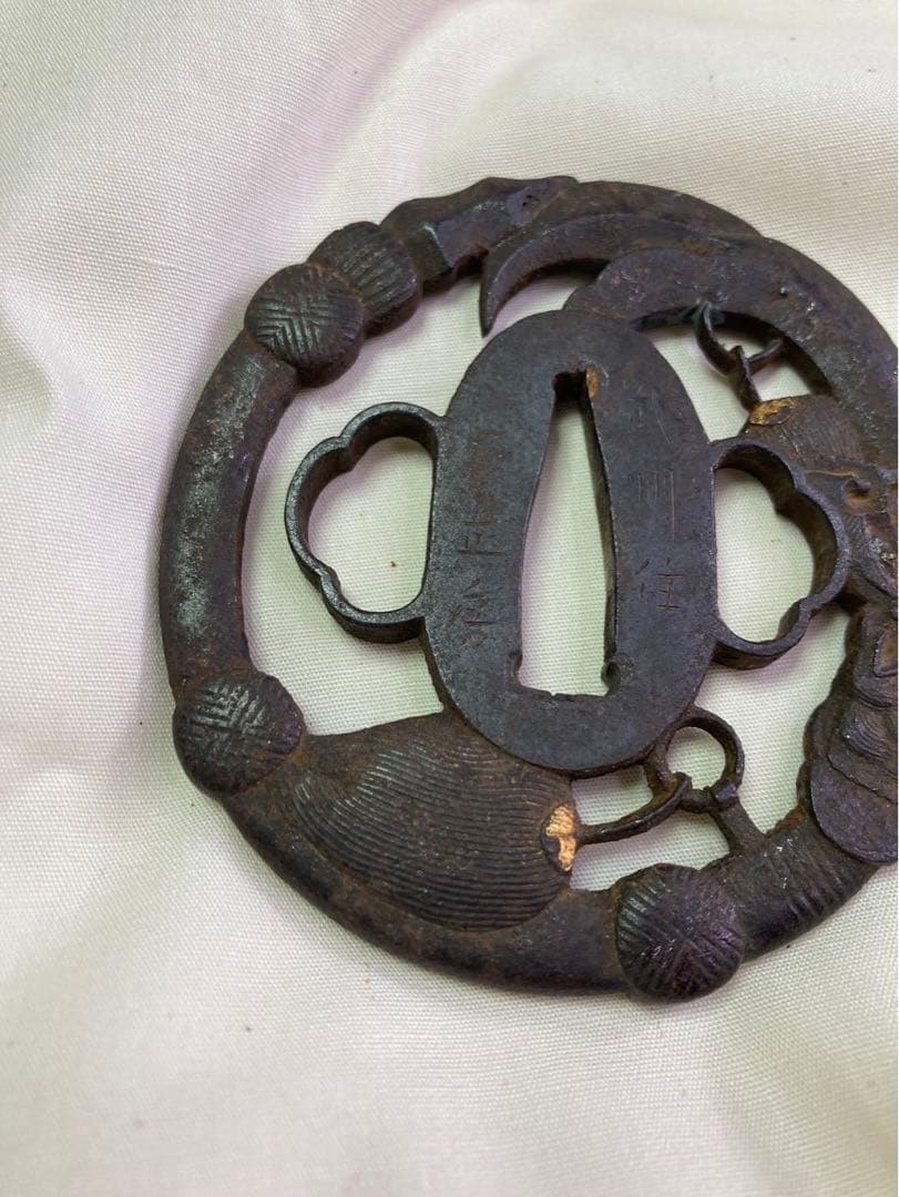 武装具　関羽大薙刀図　銘　武州住　正房　鉄地　金布目象嵌色絵　鍔