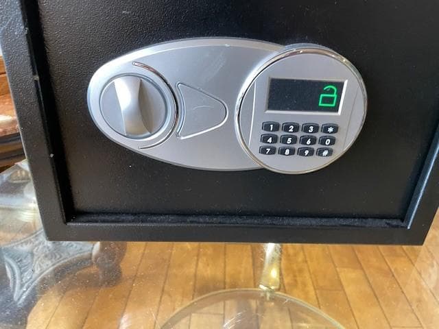 電子式金庫 中型 デジタル表示